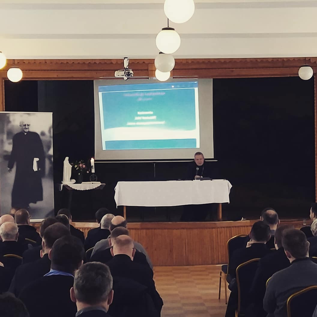 Trzeci dzień rekolekcji kapłańskich w Krościenku. Wczoraj zatrzymaliśmy się nad przestrzenią liturgii a po tej drodze pr
