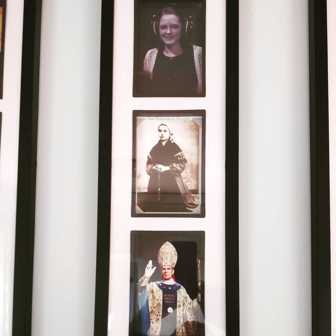 Do niebieskiego zastępu na w mojej "świętej przestrzeni" dołączyły nowe postacie (ściana tzw. prayer wall ma ich już spo