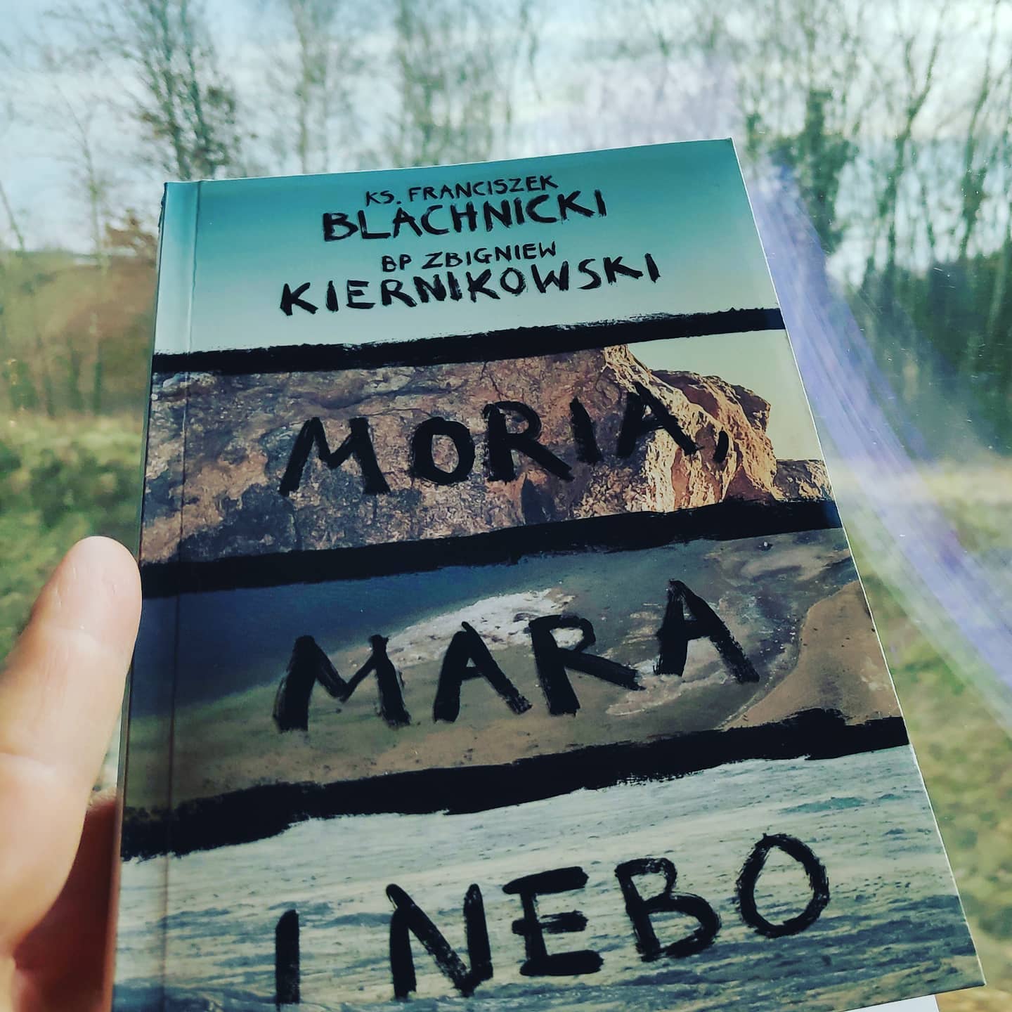 Znów w podróży. Tym razem na Śląsk. A  w rękach świeża publikacja. 
W sam raz na drogę wielkopostną, zawiera one i publi