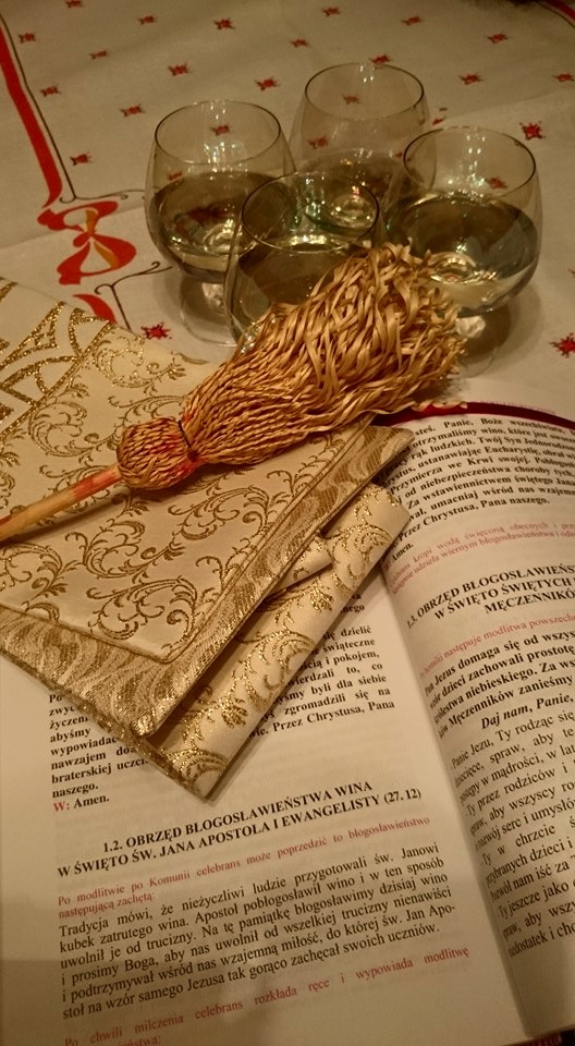 Dziś świętego Jana nie wspominany w liturgii, bo przyćmił go blask Świętej Rodziny, ale wino święcone obowiązkowo :)
Up