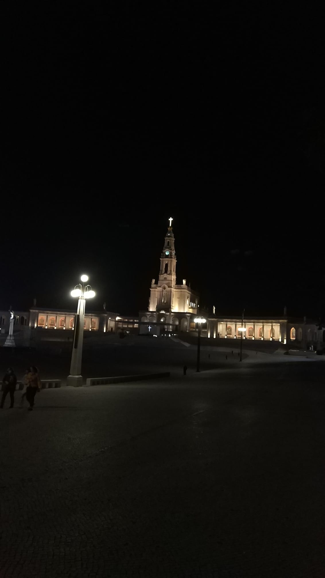 Z dalekiej Fatimy donośnie brzmi dzwon Zjawienie Maryi ogłasza…