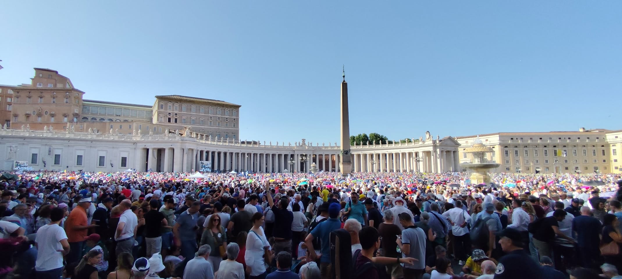 Plac Świętego Piotra wypełnia się powoli przedstawicielami…