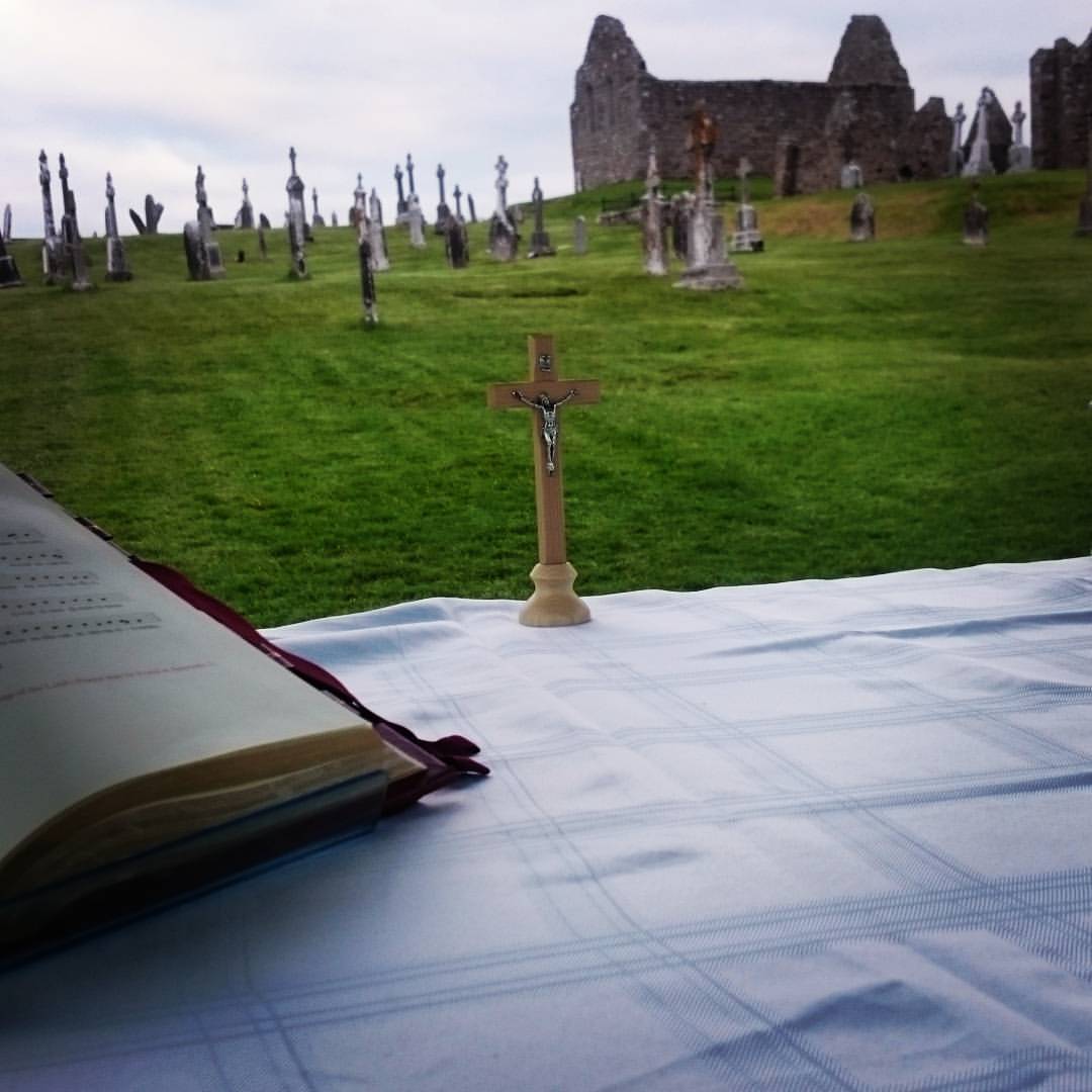 Niebawem zaczynamy celebrację na ruinach w Clonmacnois. Miejsce o którym papież powiedział po powrocie z pielgrzymki do 