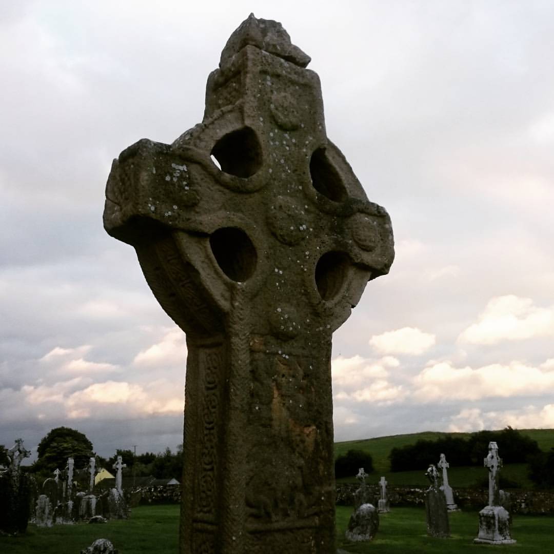 Wieczór powoli spowija ruiny w Clonmacnois, święte miejsce…