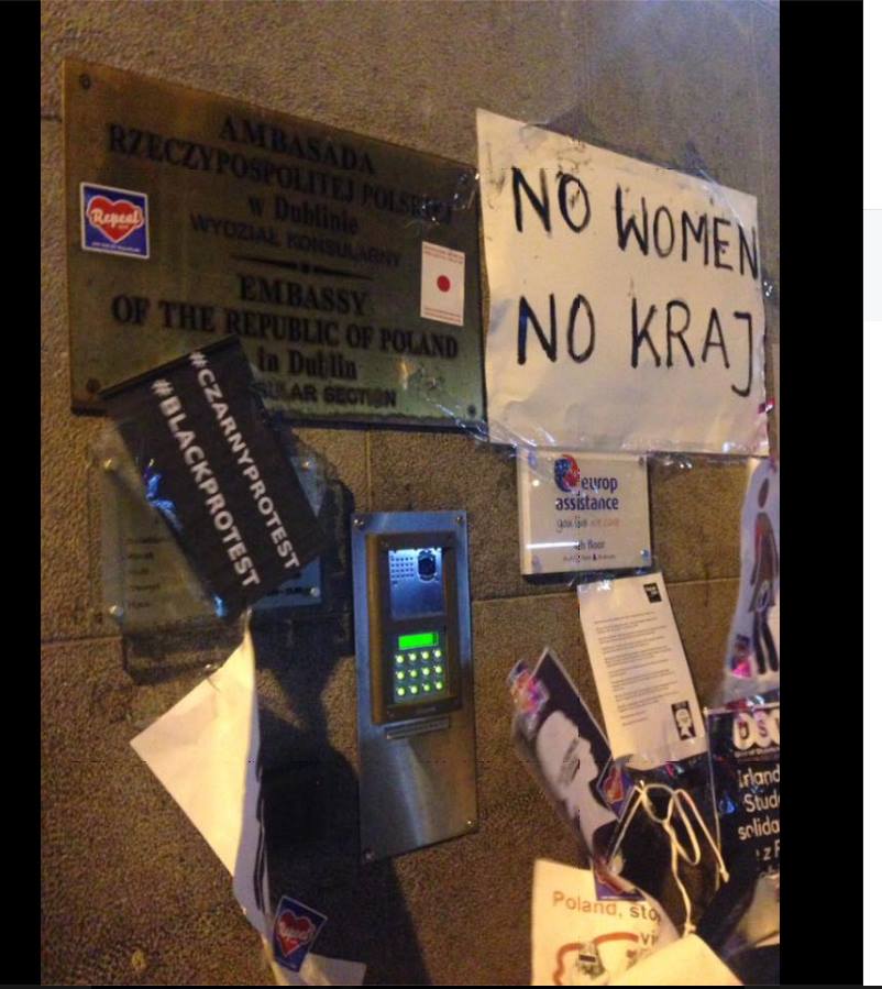 [opis polski po angielskim]
Last week on Monday there were some Polish people protesting in front of the Polish Embassy 