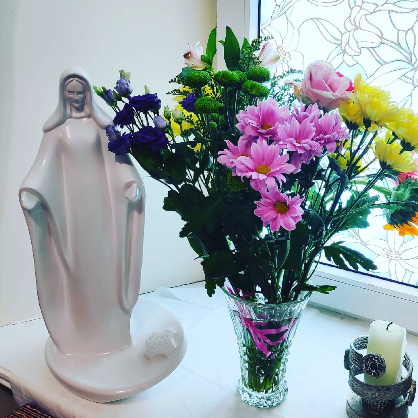 Dziś na Eucharystię w oratorium figura Niepokalanej, Matki Kościoła prezentuje się w towarzystwie kwiatów, bo to Jej świ