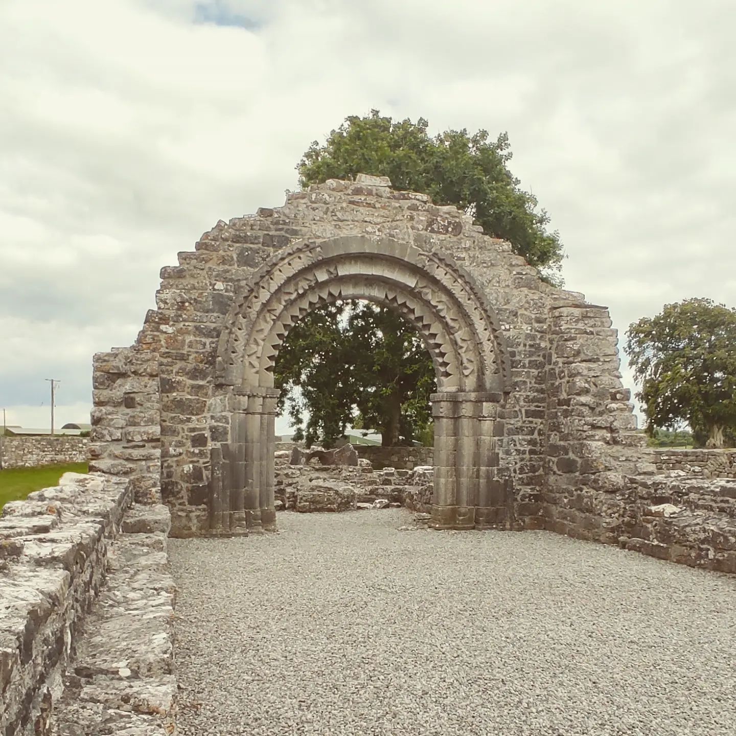 Dobrze dziś spędzić trochę czasu na modlitwie w miejscu "poza obozem" kilkaset metrów od kompleksu ruin Clonmacnois znaj