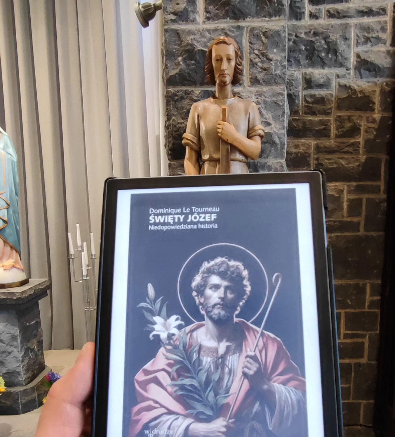 Dziś uroczystość świętego Józefa. Myślę sobie że do obecności Józefa się dojrzewa z czasem a obecny pontyfikat uwypuklił
