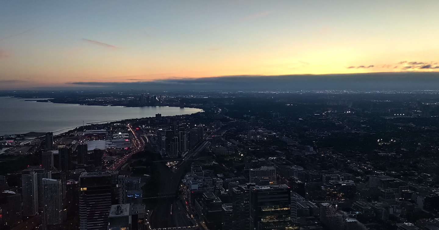 Wieczór łagodnie spowija Toronto 🇨🇦