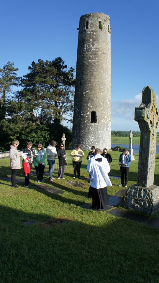"Krzyże w Clonmacnois obrazują sceny z Biblii, które miały pouczać ludzi i pomóc im modlić się. My także, podczas tej pi