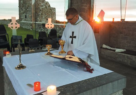 O. Bartłomiej Parys SVD podczas modlitwy za Irlandię w Clonmacnoise, 2017 r.