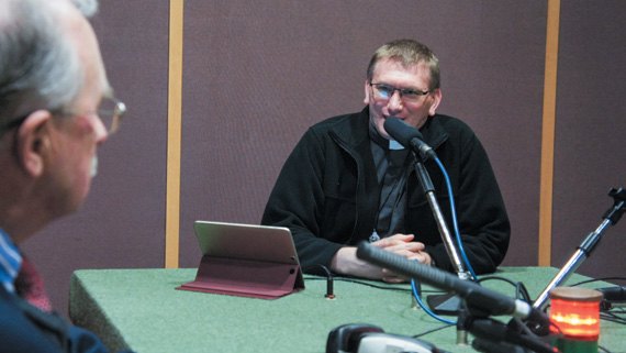 Rozmowa w studiu radiowym werbistowskiego Ośrodka Kairos