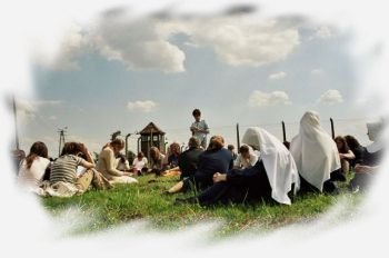 Modlitwa (Różaniec Matki Kościoła) obok obozu w Oświęcimiu - Brzezince...